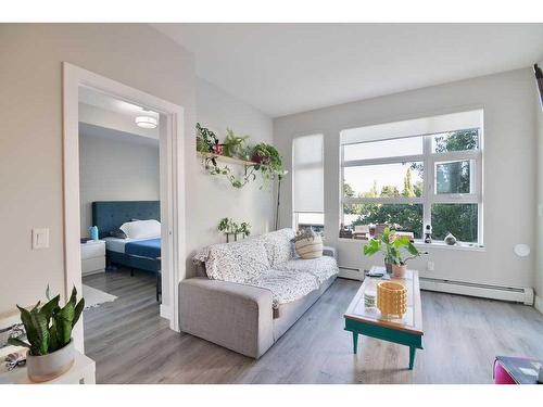 205-515 4 Avenue Ne, Calgary, AB - Indoor Photo Showing Living Room