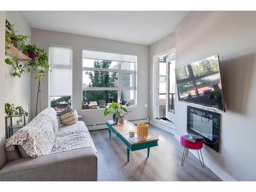 205-515 4 Avenue Ne, Calgary, AB - Indoor Photo Showing Living Room