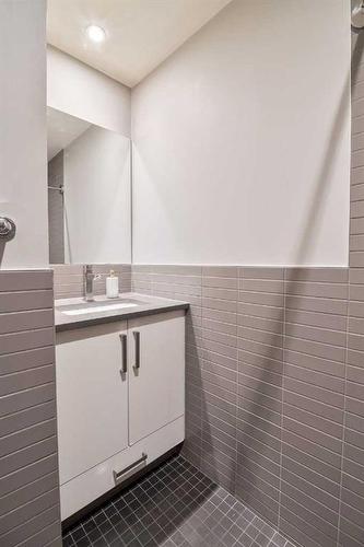 205-515 4 Avenue Ne, Calgary, AB - Indoor Photo Showing Bathroom