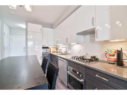 205-515 4 Avenue Ne, Calgary, AB - Indoor Photo Showing Kitchen With Upgraded Kitchen