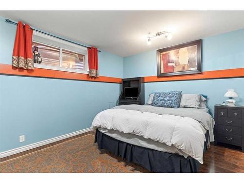 15 Tuscany Hill Nw, Calgary, AB - Indoor Photo Showing Bedroom