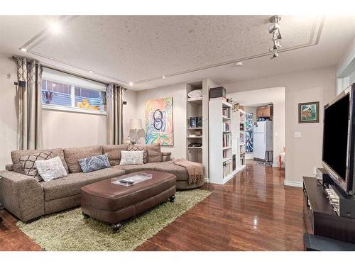 15 Tuscany Hill Nw, Calgary, AB - Indoor Photo Showing Living Room