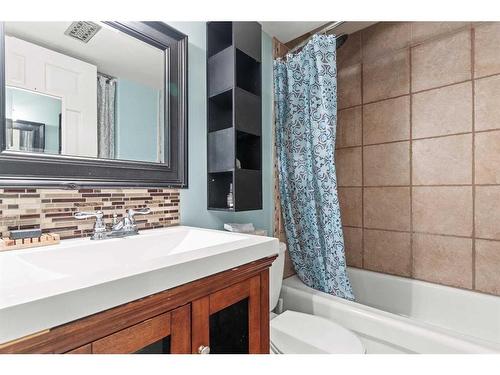 15 Tuscany Hill Nw, Calgary, AB - Indoor Photo Showing Bathroom