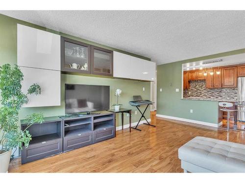 221-820 89 Avenue Sw, Calgary, AB - Indoor Photo Showing Living Room