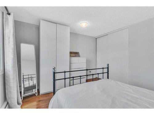 221-820 89 Avenue Sw, Calgary, AB - Indoor Photo Showing Bedroom