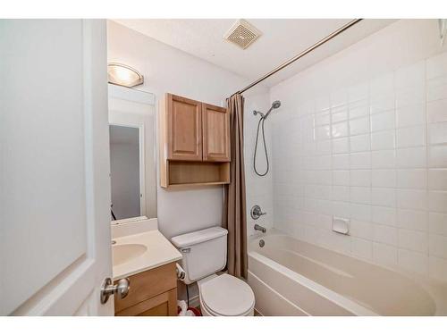 62 Royal Birch Gardens Nw, Calgary, AB - Indoor Photo Showing Bathroom