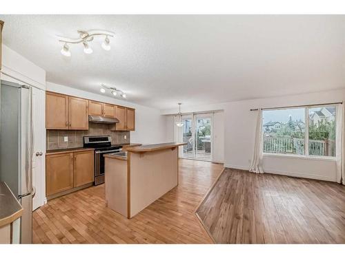 62 Royal Birch Gardens Nw, Calgary, AB - Indoor Photo Showing Kitchen