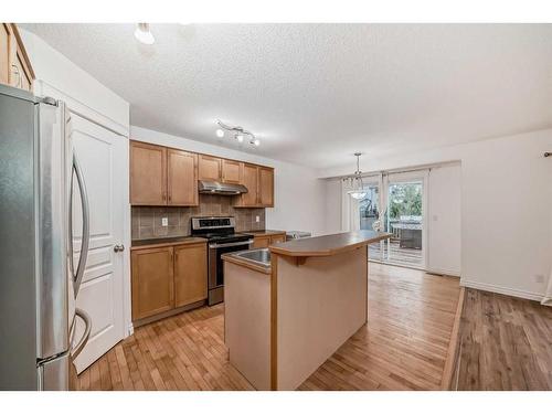 62 Royal Birch Gardens Nw, Calgary, AB - Indoor Photo Showing Kitchen