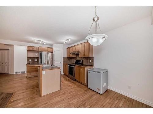 62 Royal Birch Gardens Nw, Calgary, AB - Indoor Photo Showing Kitchen