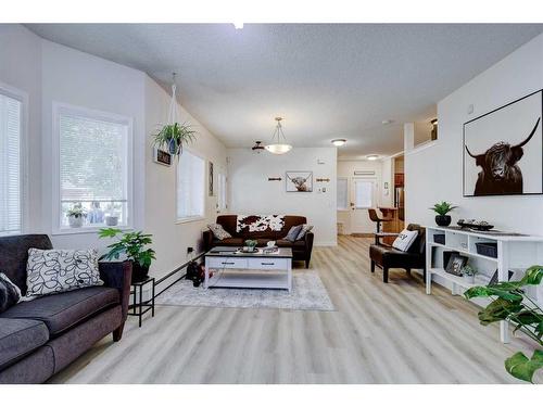 152-1415 Centre A Street Ne, Calgary, AB - Indoor Photo Showing Living Room