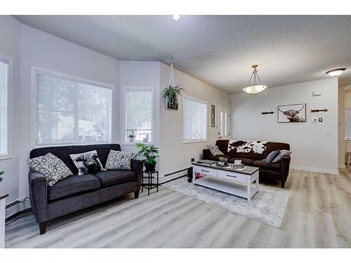 152-1415 Centre A Street Ne, Calgary, AB - Indoor Photo Showing Living Room