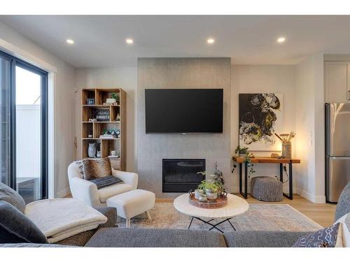 34-130 Discovery Drive Sw, Calgary, AB - Indoor Photo Showing Living Room