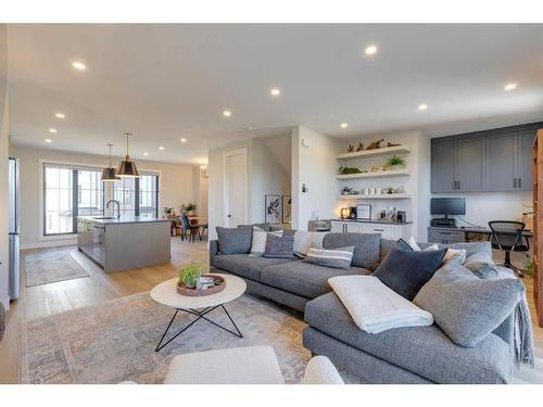 34-130 Discovery Drive Sw, Calgary, AB - Indoor Photo Showing Living Room