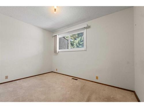 111-1055 72 Avenue Nw, Calgary, AB - Indoor Photo Showing Other Room