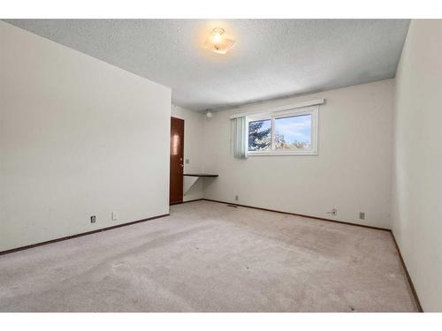 111-1055 72 Avenue Nw, Calgary, AB - Indoor Photo Showing Other Room