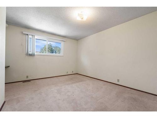 111-1055 72 Avenue Nw, Calgary, AB - Indoor Photo Showing Other Room