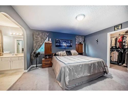 112 Oakmere Place, Chestermere, AB - Indoor Photo Showing Bedroom