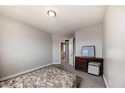 112 Oakmere Place, Chestermere, AB - Indoor Photo Showing Bedroom