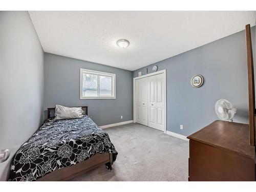 112 Oakmere Place, Chestermere, AB - Indoor Photo Showing Bedroom