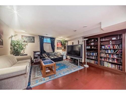 112 Oakmere Place, Chestermere, AB - Indoor Photo Showing Living Room