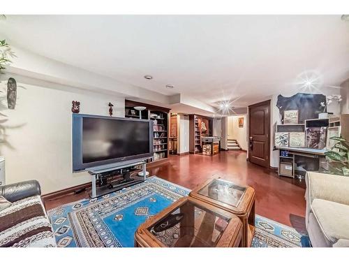 112 Oakmere Place, Chestermere, AB - Indoor Photo Showing Living Room