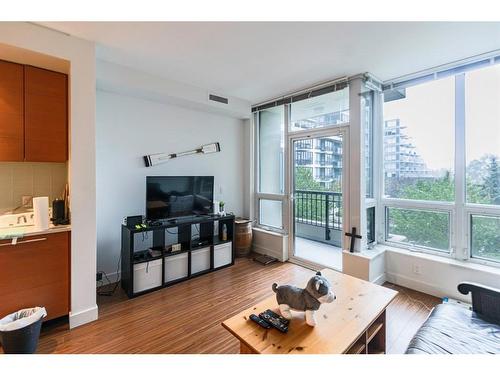 336-222 Riverfront Avenue Sw, Calgary, AB - Indoor Photo Showing Living Room