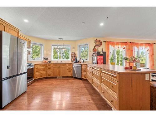 115 Dunham Lane, Diamond Valley, AB - Indoor Photo Showing Kitchen