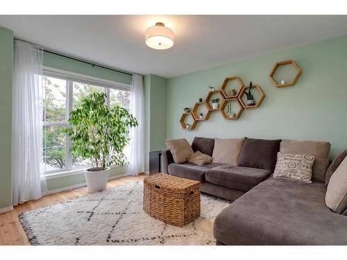 7967 Wentworth Drive Sw, Calgary, AB - Indoor Photo Showing Living Room