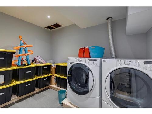 7967 Wentworth Drive Sw, Calgary, AB - Indoor Photo Showing Laundry Room