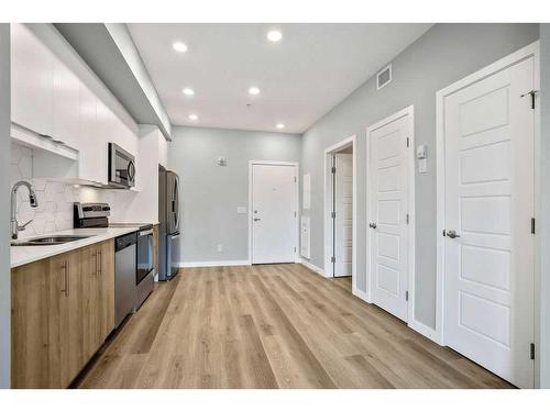 107-1605 17 Street Se, Calgary, AB - Indoor Photo Showing Kitchen