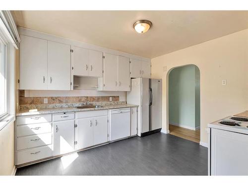 8907 34 Avenue Nw, Calgary, AB - Indoor Photo Showing Kitchen With Double Sink