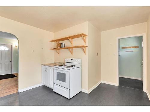 8907 34 Avenue Nw, Calgary, AB - Indoor Photo Showing Kitchen