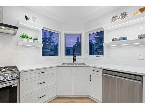 436 Woodbriar Place Sw, Calgary, AB - Indoor Photo Showing Kitchen With Double Sink