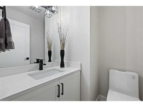 436 Woodbriar Place Sw, Calgary, AB - Indoor Photo Showing Bathroom