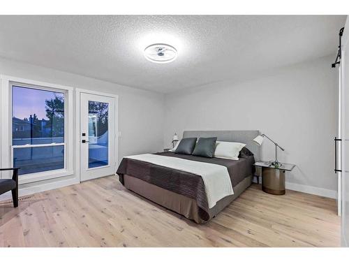 436 Woodbriar Place Sw, Calgary, AB - Indoor Photo Showing Bedroom