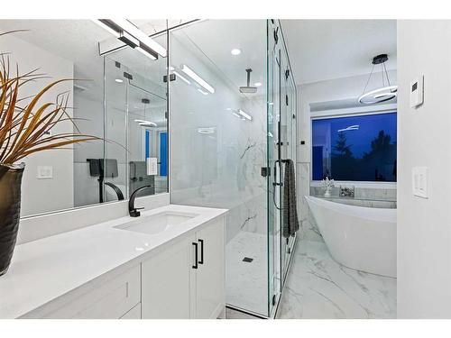 436 Woodbriar Place Sw, Calgary, AB - Indoor Photo Showing Bathroom