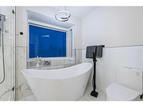 436 Woodbriar Place Sw, Calgary, AB - Indoor Photo Showing Bathroom