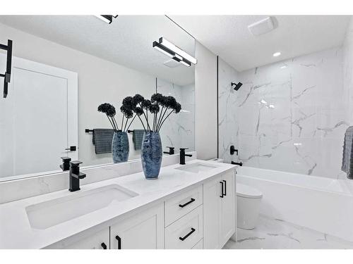 436 Woodbriar Place Sw, Calgary, AB - Indoor Photo Showing Bathroom