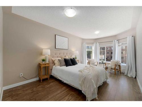 203-30 Discovery Ridge Close Sw, Calgary, AB - Indoor Photo Showing Bedroom