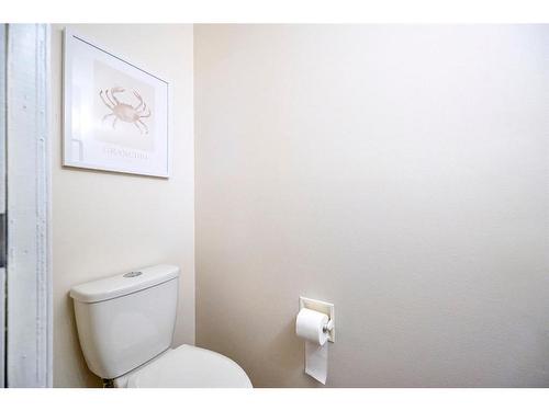 5-115 Bergen Road Nw, Calgary, AB - Indoor Photo Showing Bathroom