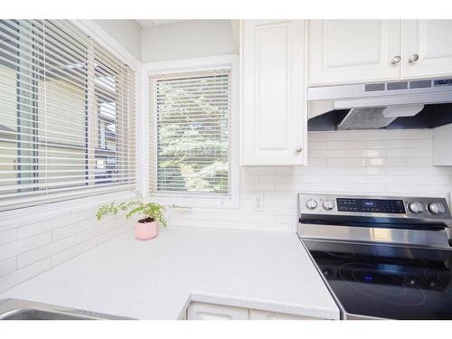 5-115 Bergen Road Nw, Calgary, AB - Indoor Photo Showing Kitchen