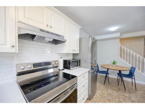 5-115 Bergen Road Nw, Calgary, AB - Indoor Photo Showing Kitchen