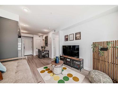 502-3932 University Avenue Nw, Calgary, AB - Indoor Photo Showing Living Room