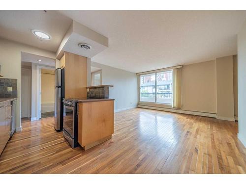 403-123 24 Avenue Sw, Calgary, AB - Indoor Photo Showing Kitchen