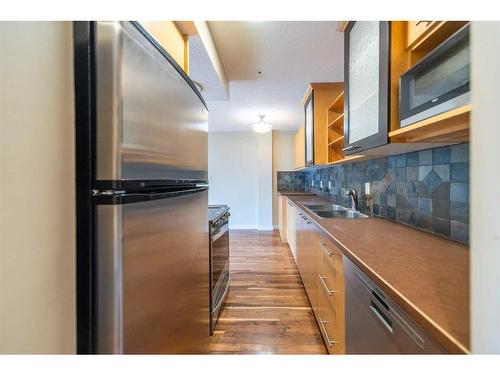 403-123 24 Avenue Sw, Calgary, AB - Indoor Photo Showing Kitchen With Double Sink