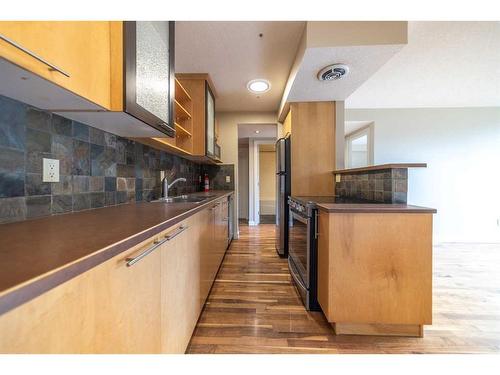 403-123 24 Avenue Sw, Calgary, AB - Indoor Photo Showing Kitchen