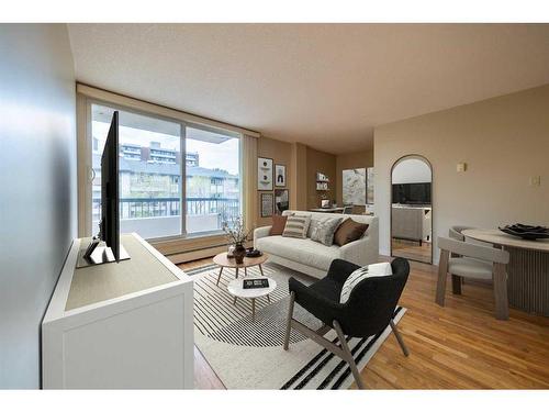 403-123 24 Avenue Sw, Calgary, AB - Indoor Photo Showing Living Room