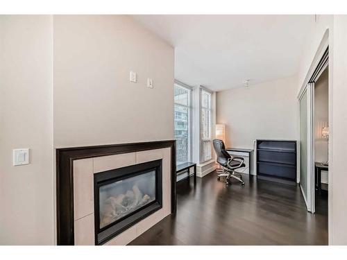 514-222 Riverfront Avenue Sw, Calgary, AB - Indoor Photo Showing Living Room With Fireplace