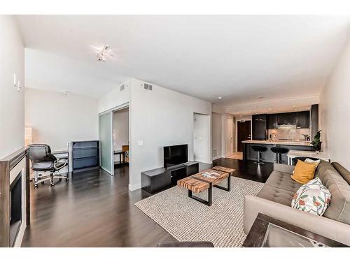 514-222 Riverfront Avenue Sw, Calgary, AB - Indoor Photo Showing Living Room