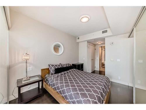 514-222 Riverfront Avenue Sw, Calgary, AB - Indoor Photo Showing Bedroom